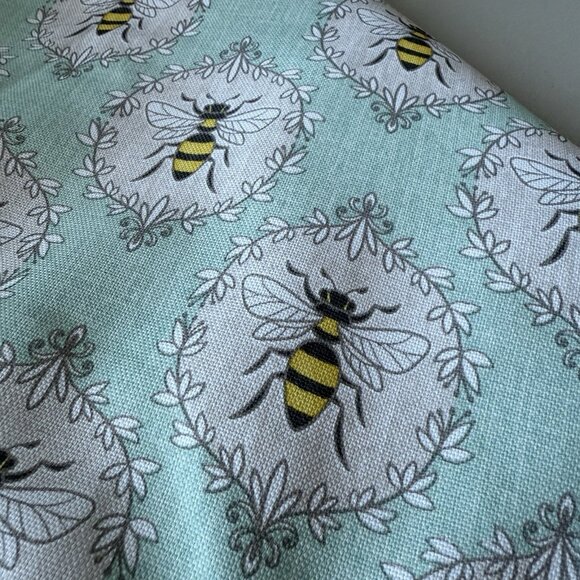 Tabitha Webb Round Tablecloth Indoor Outdoor Bees On Light Blue - Picture 2 of 5